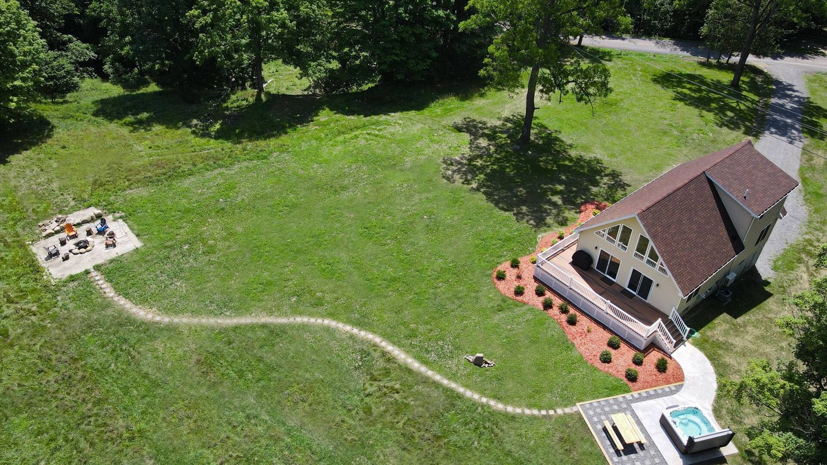 Holcomb Ski Chalet | Welcome to Twin Creeks. Private Chalet with hot tub - 9 minute to Bristol Mtn!