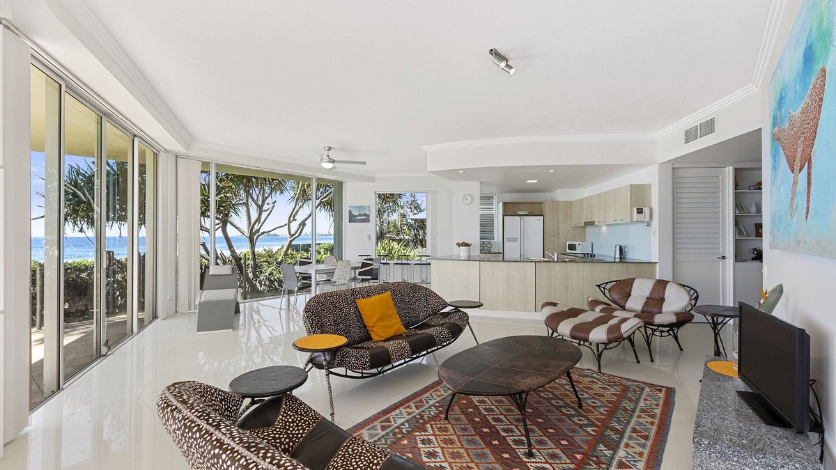Currumbin Apartment | Welcome to Waves Absolute Beachfront Beach Apartment.