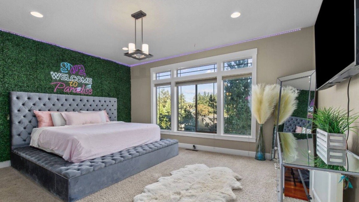 South Gateway House | Welcome to your new favorite spot! W/hot tub!