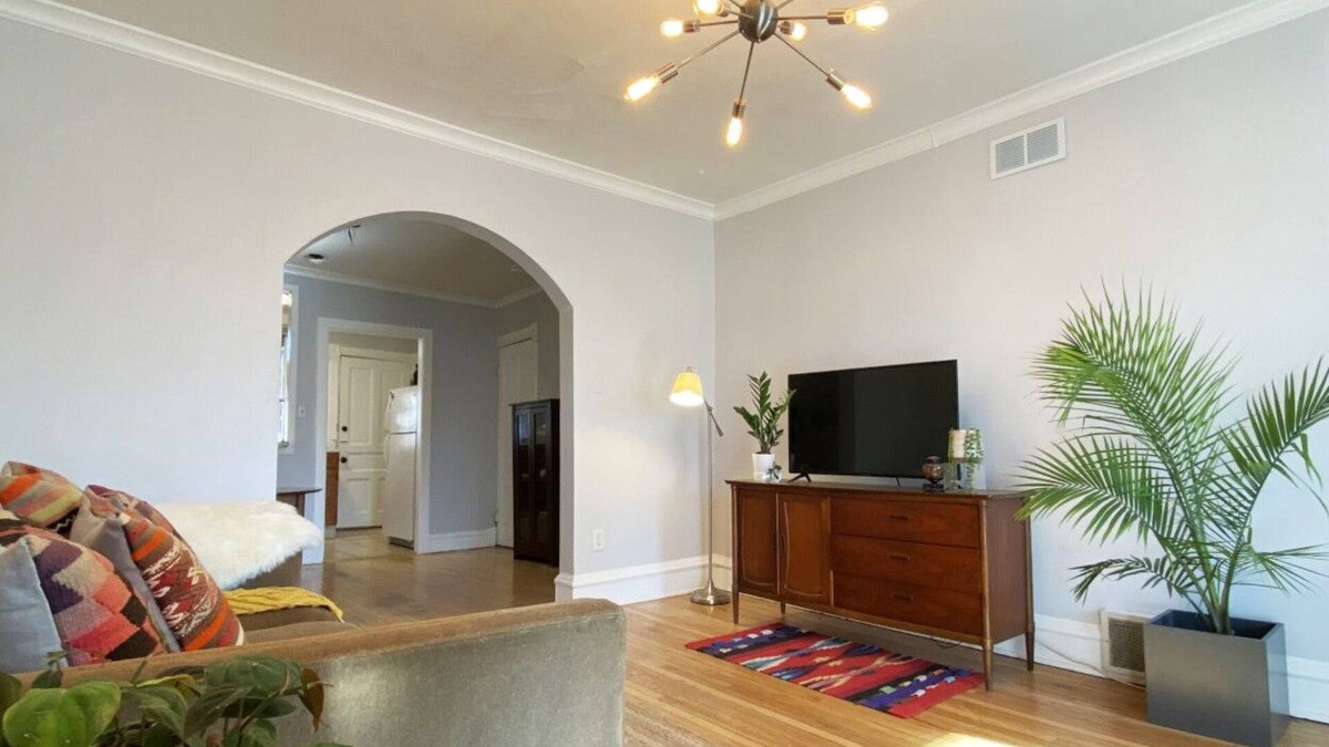 Edgewater Apartment | Welcoming 2-bedroom apartment with AC in vibrant Chicago Andersonville