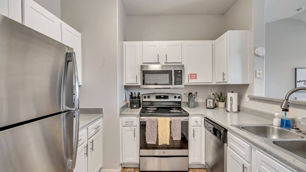 Clearfield Apartment | Welcoming 2BR Pool Gym Near Hill AFB Lagoon