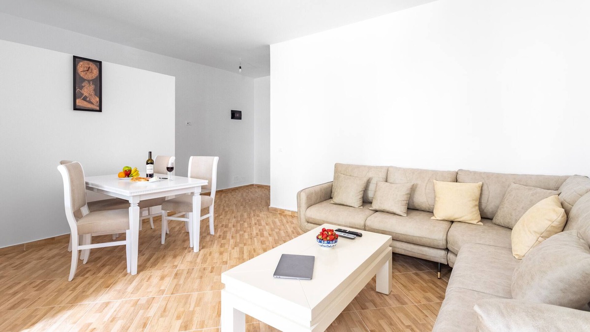 Lezhe Apartment | Welcoming AC one-bedroom with veranda - Dodo et Tartine