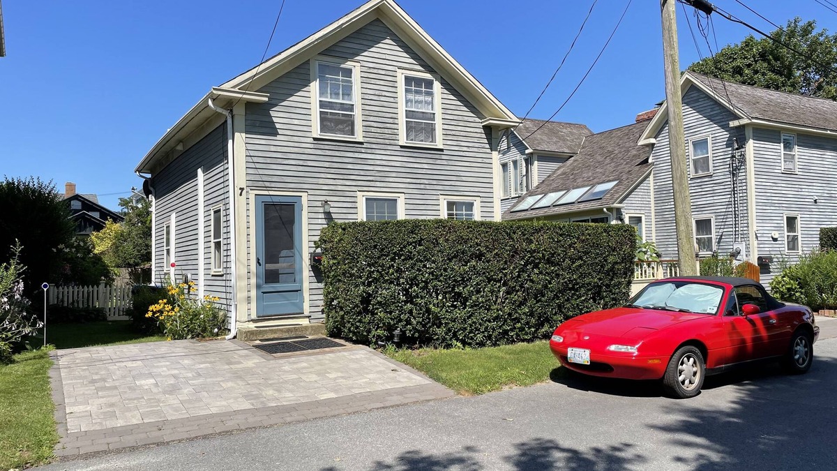 Fifth Ward House | Welcoming Cottage on Spencer Park, in 1st Block of Harbor, Nr Restaurants, Shops