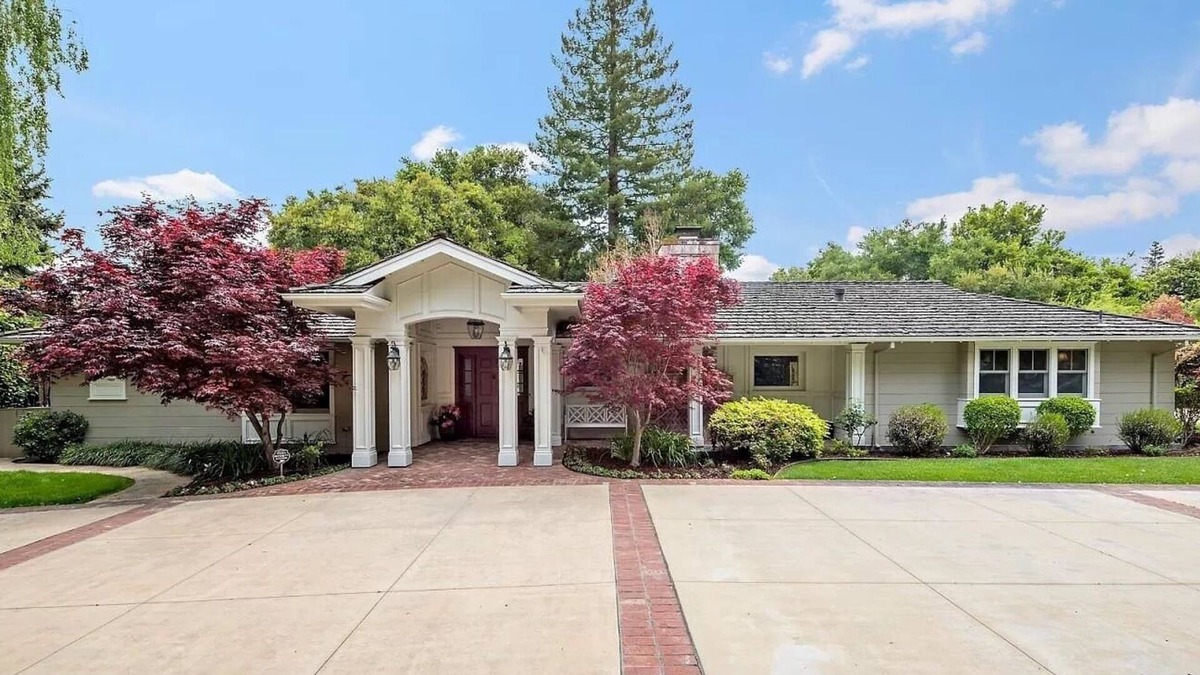 Fair Oaks House | Welcoming Mansion Estate with AC, Pool and Backyard in Menlo Park