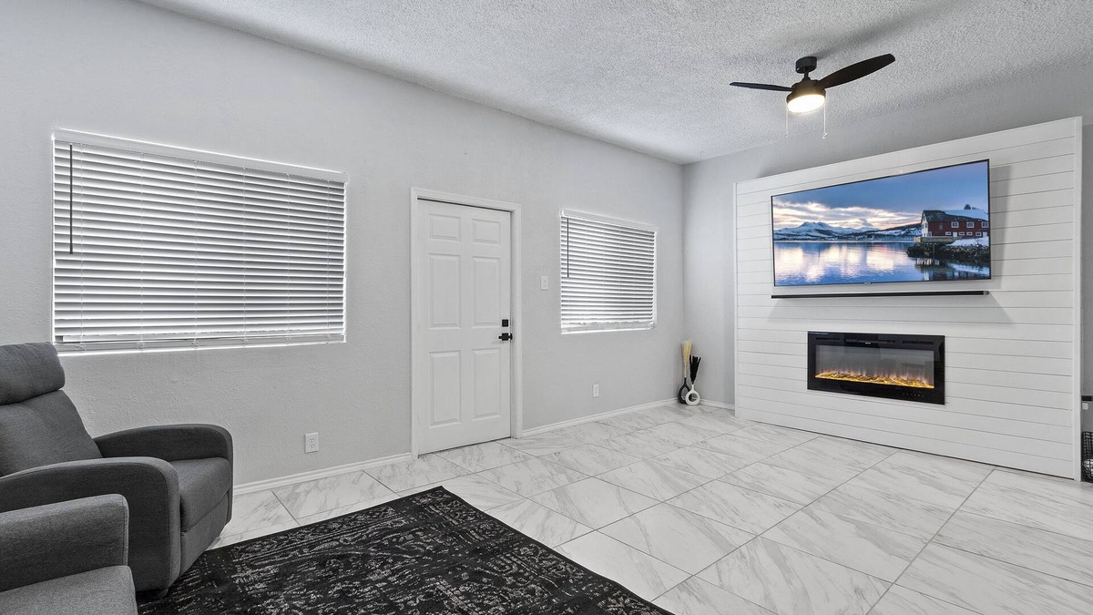 El Paso Apartment | Welcoming modern home in Central El Paso