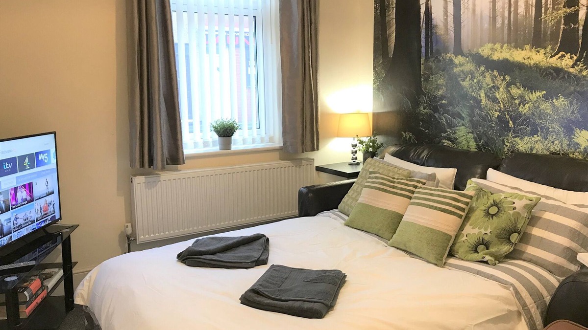 St Helens Apartment | Welcoming Spacious 2-bedroom House in St Helens