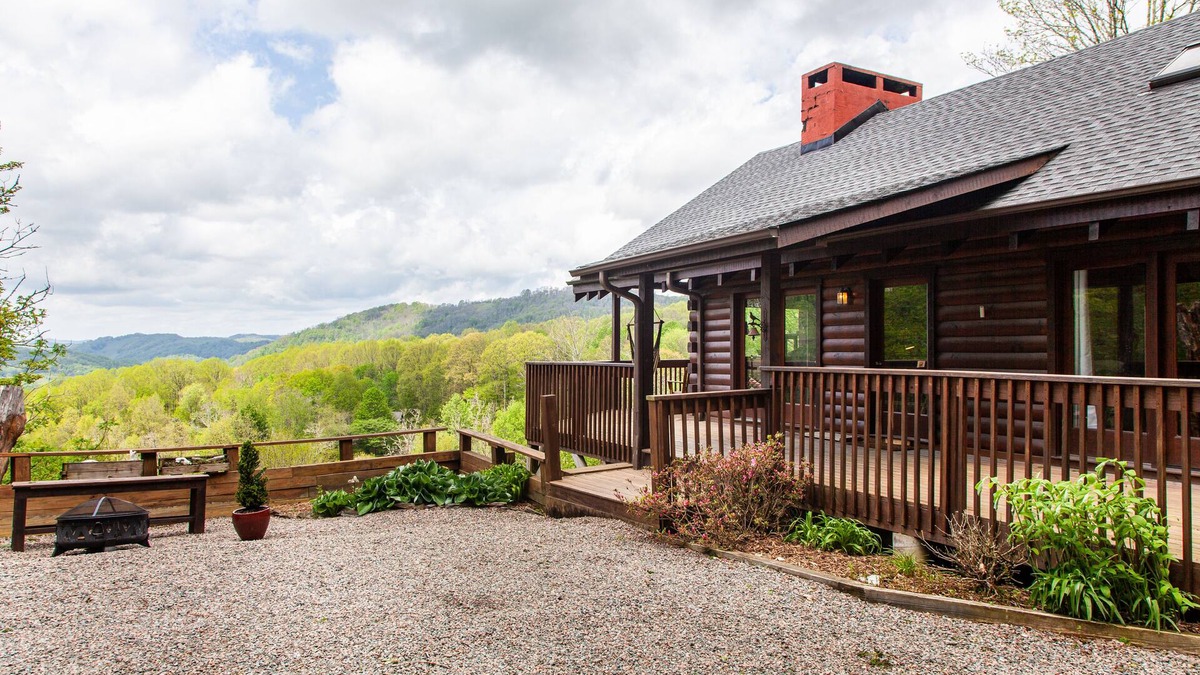 Zionville House | Well-appointed cabin with expansive mountain views, nature and tranquility.