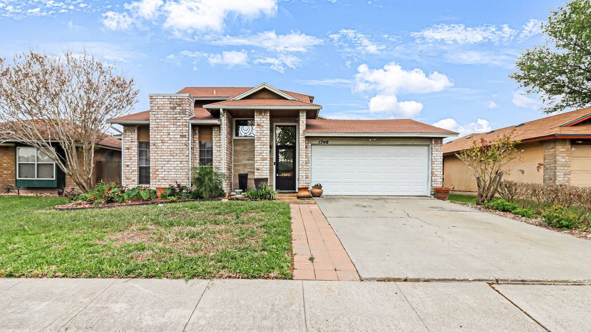 South Side House | Well-appointed home with a pool, children's items, fireplace, washer/dryer, & AC