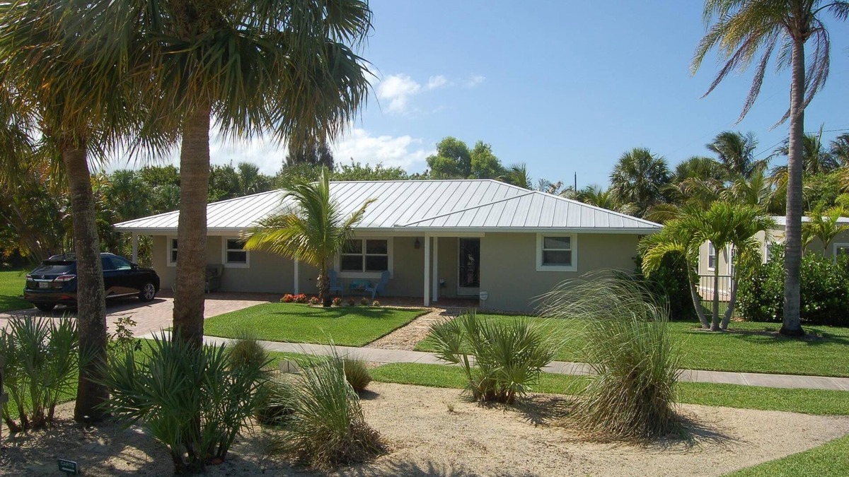 Hobe Sound House | Well Appointed Home Salt Water Pool & Separate Pool House & Putting Green