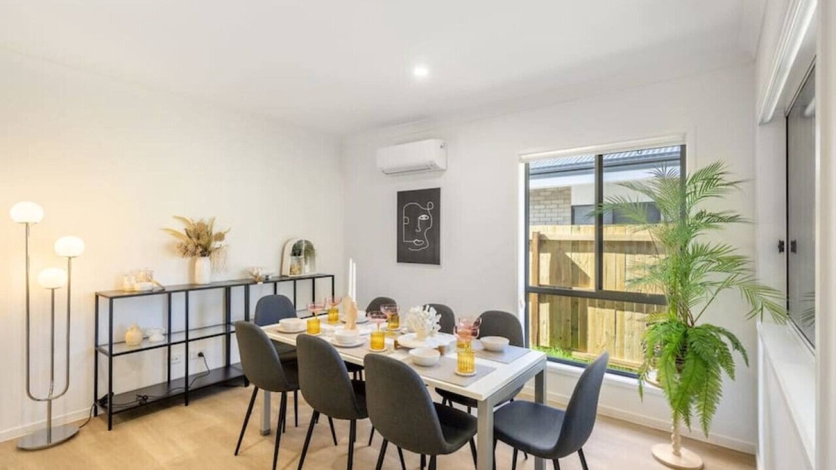 Browns Plains House | Well-decorated 4BR Family home steps to mall