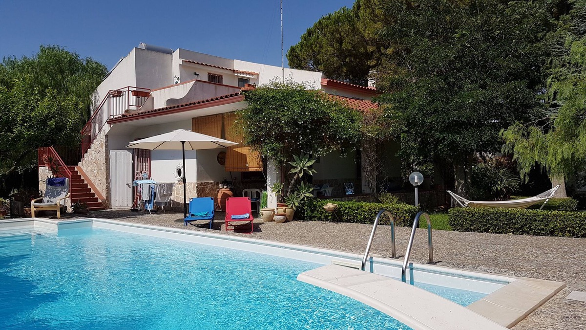 Fontane Bianche House | Well-kept vacation home with pool and large garden by the sea