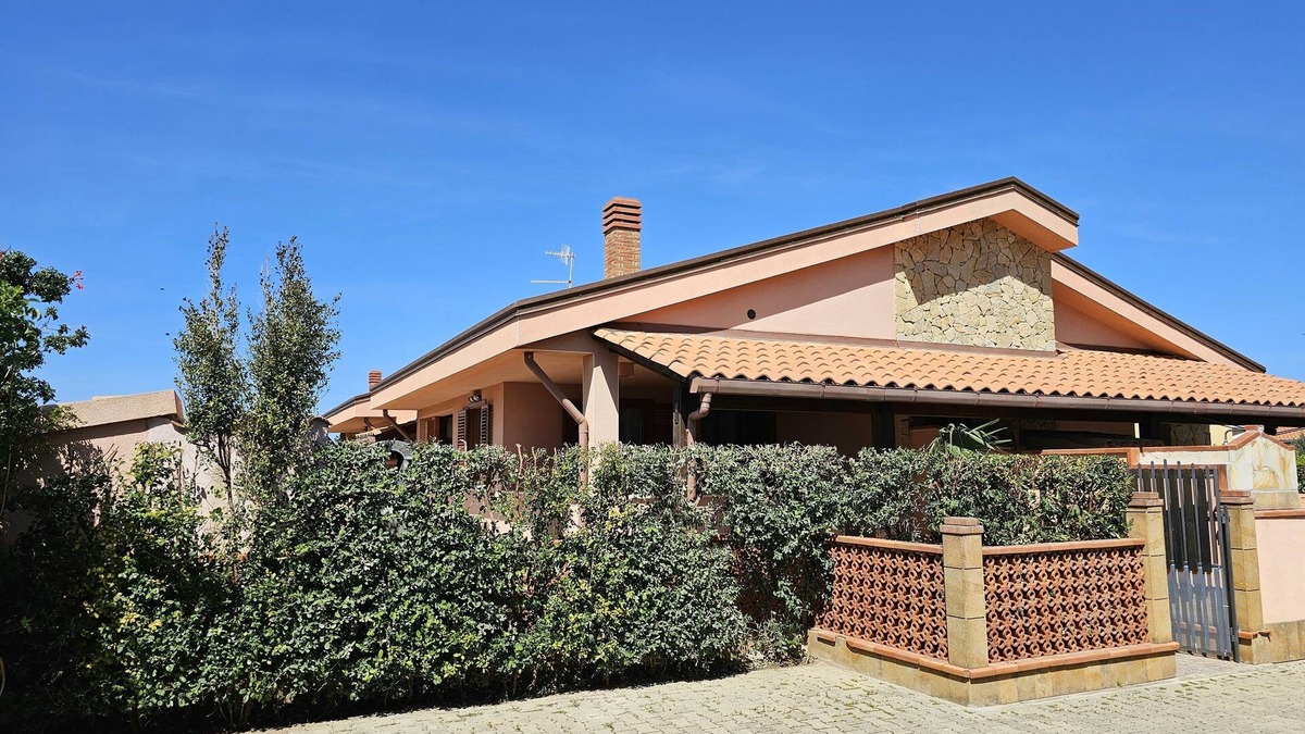 Solfarelli Villa | WELL-LIT MEDITERRANEAN VILLA WITH VERANDA AND GARDEN ONLY 50 METERS FROM THE SEA
