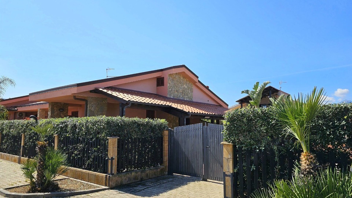 Solfarelli Villa | WELL-LIT MEDITERRANEAN VILLA WITH VERANDA AND GARDEN ONLY 50 METERS FROM THE SEA