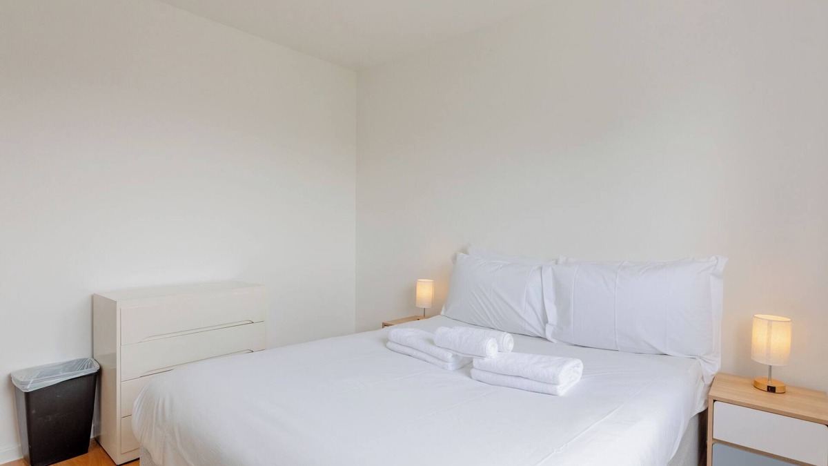 Nine Elms Apartment | Well-located 3BD Flat with Private Balcony