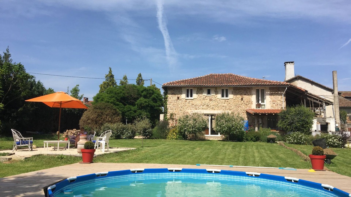 Chabanais House | Well maintained large country house with spacious garden and splash pool.