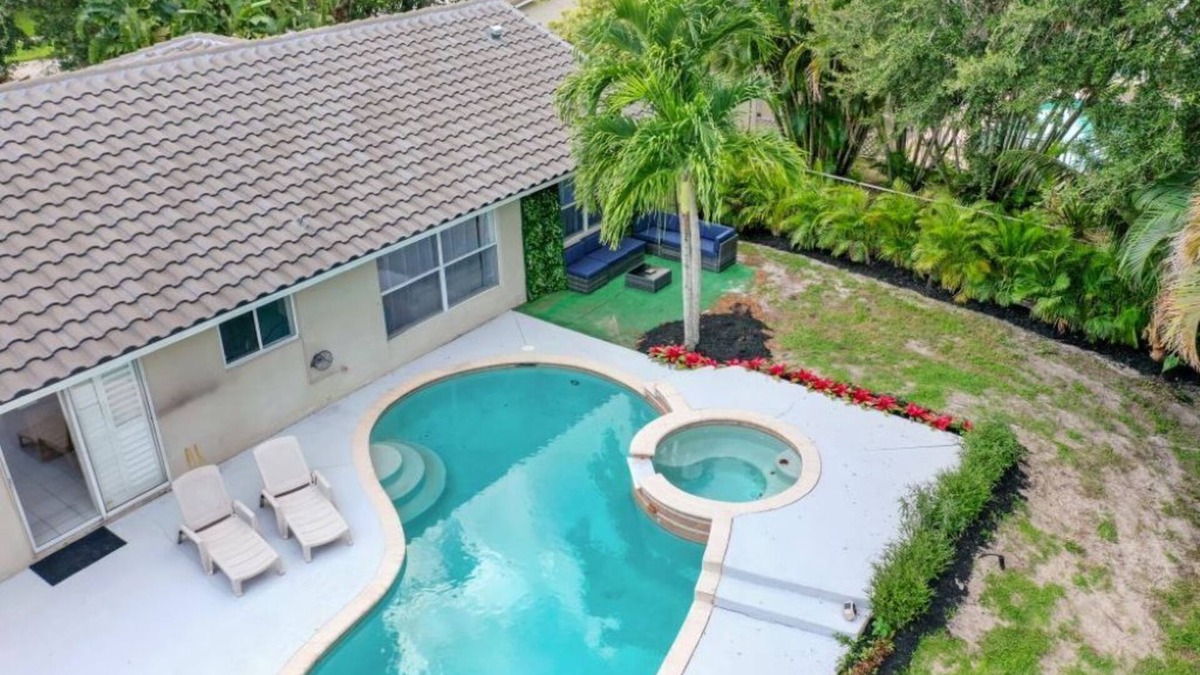 Versailles House | Wellington Cozy House with Private Pool