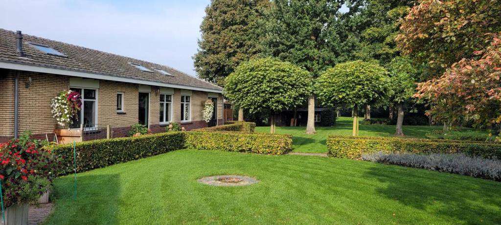 Kessel House | Wellness bungalow met privésauna en hot tub - Glamping aan de Maas