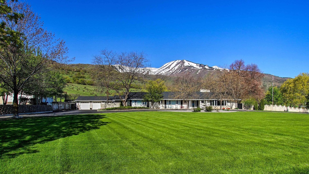 Wellsville House | Wellsville House w/Mtn Views & Pickleball Court!
