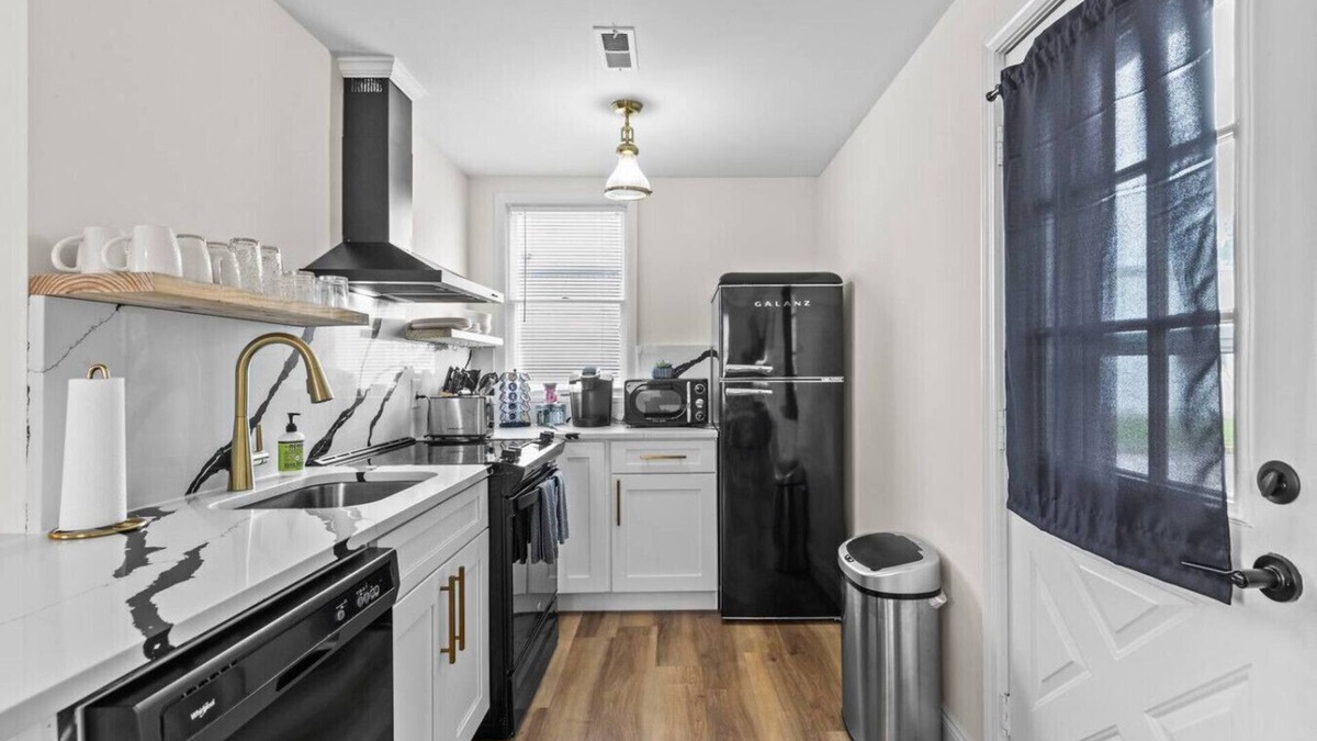 Wentzville House | Wentzville King Bed Walk to Downtown!
