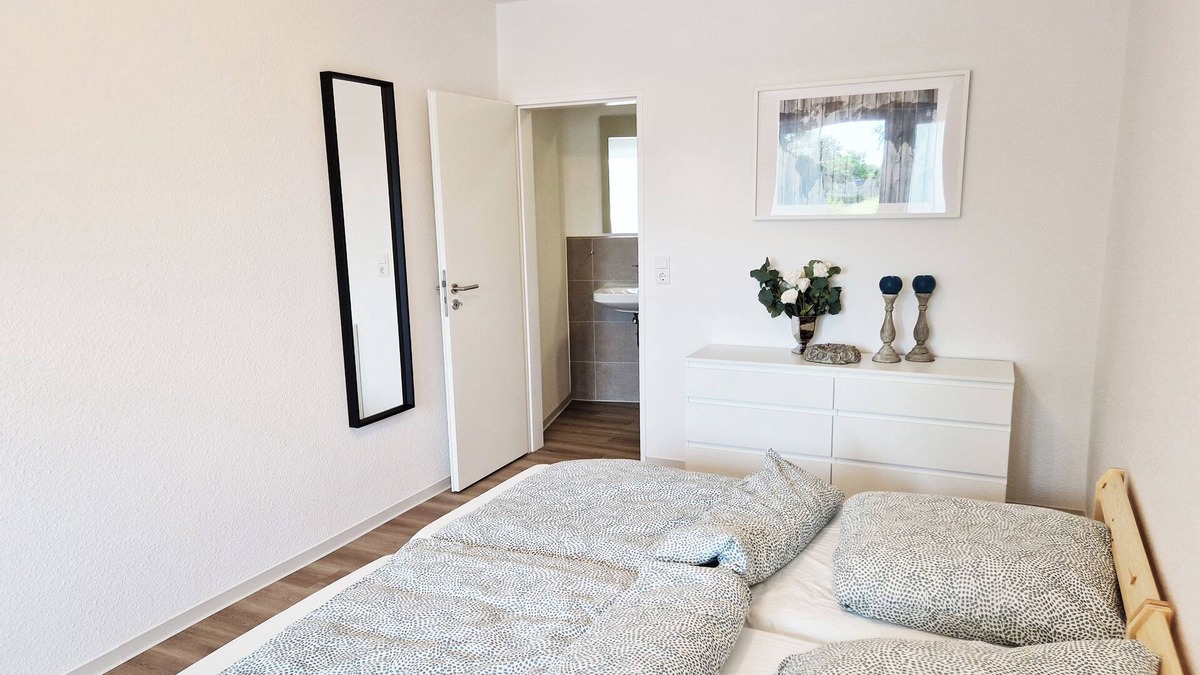 Brake Apartment | Weser Pension - Zweibettzimmer mit Eigenem Bad Nr. 2