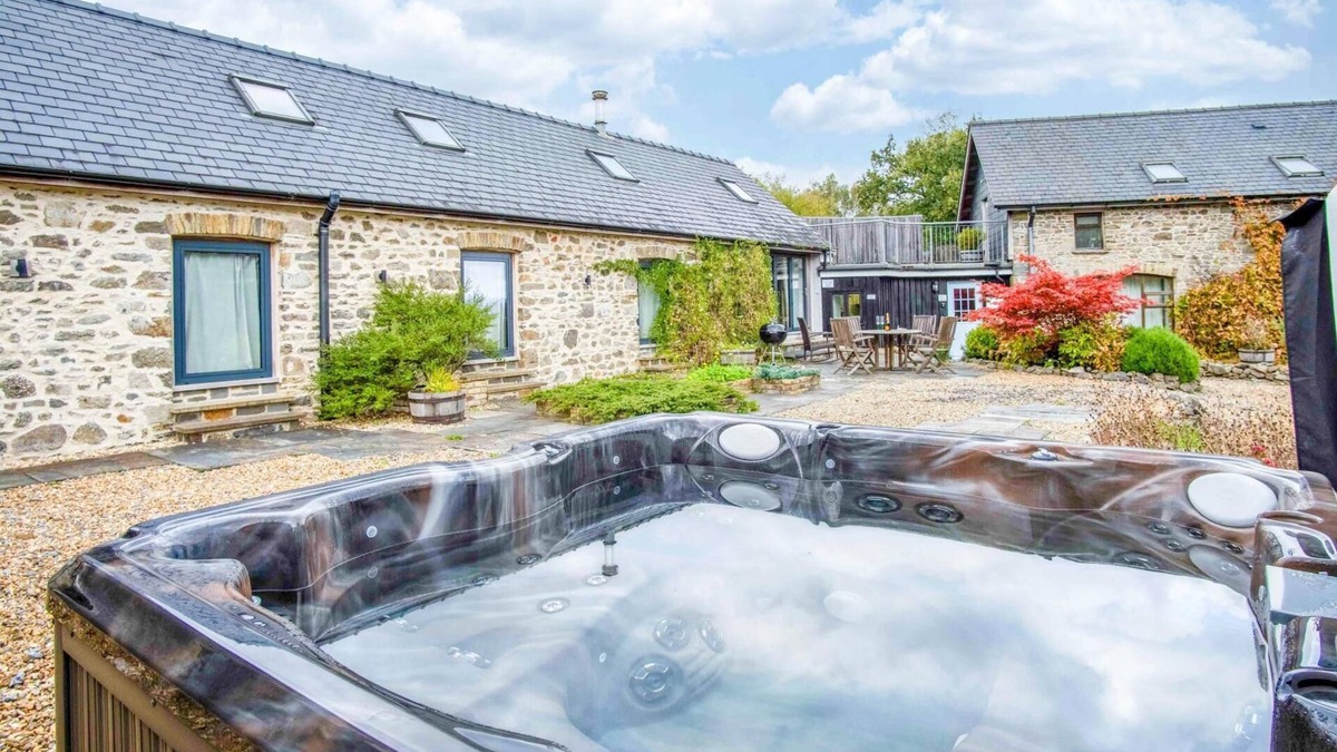 Llansadwrn Cottage | West Barn - 2 Bedroom Cottage - Llandeilo