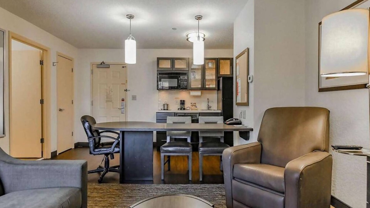 West Des Moines Resort | West Des Moines Getaway! 4 Spacious Units, Fully-equipped Kitchen, Pets Allowed!