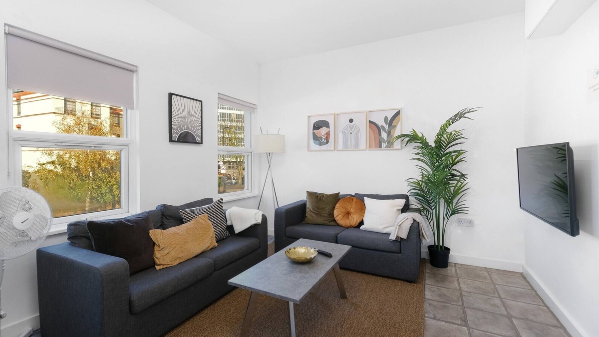West Ealing Apartment | West Ealing Serviced Apartment A - 2 Bedroom 2 Bath Parking Near Station