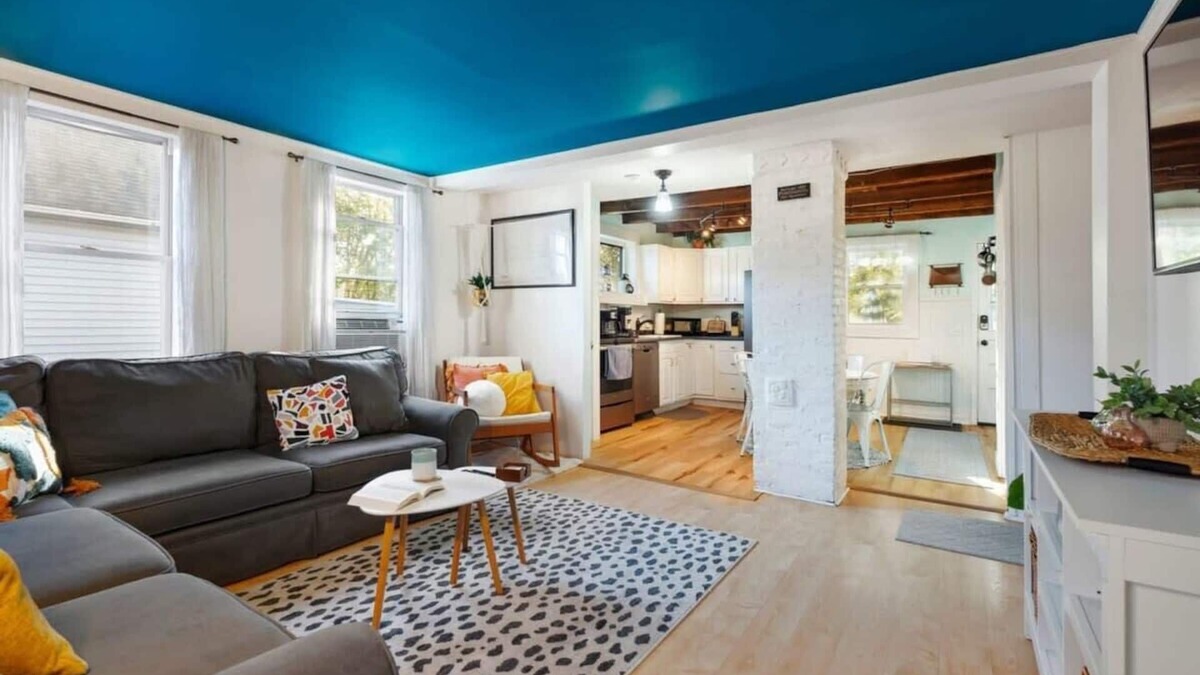 Portsmouth House | West End | Pet-Friendly | Fenced-in Yard | Grill