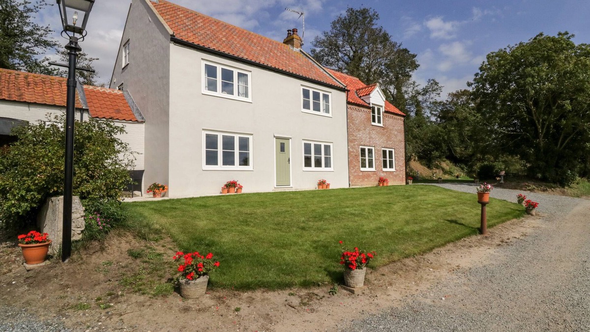 Great Yarmouth Cottage | WEST FARM, family friendly, with a garden in Caister-On-Sea