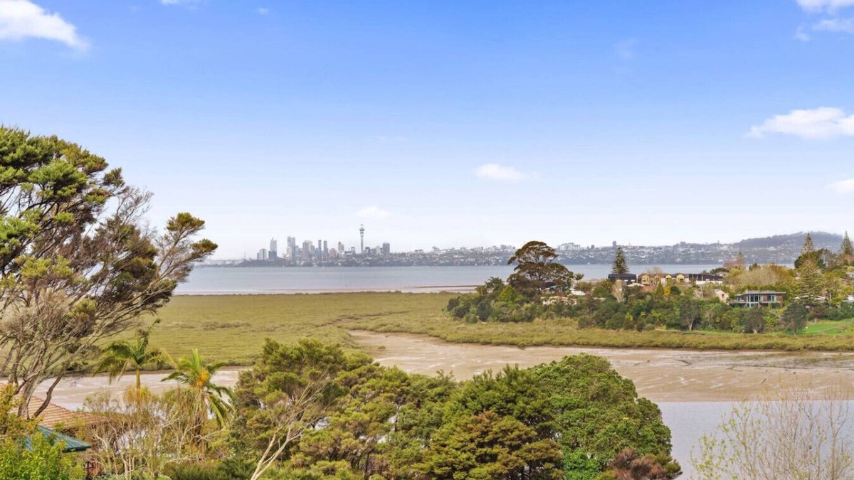 West Harbour House | West Harbour Modern Loft Studio with Iconic Skyline