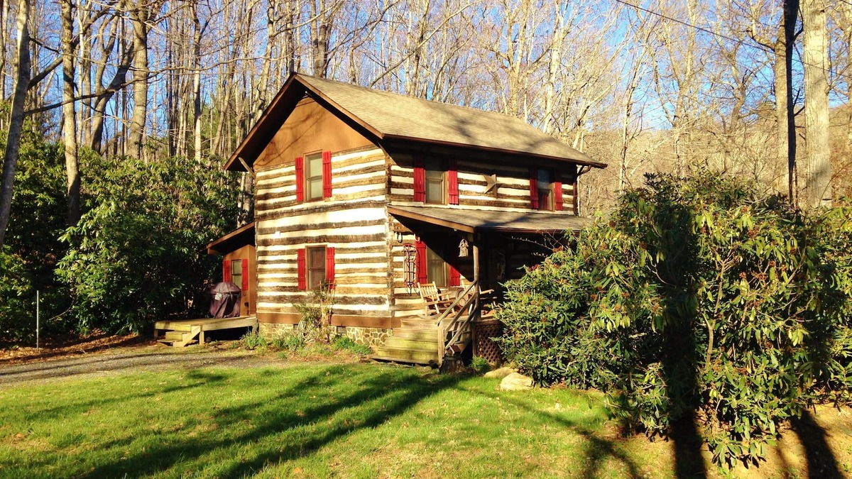 Todd Cabin | West Jefferson - Enjoy WiFi, Creek, Firepit & Deer.