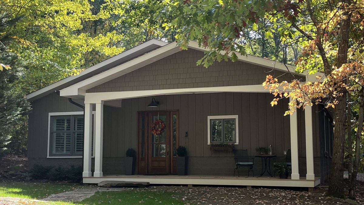 Ashley Oaks Cottage | West Knoxville - Guest Cottage in Private Wooded Neighborhood