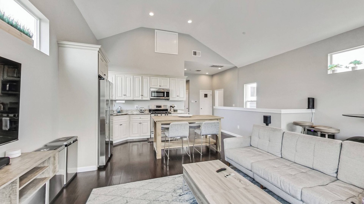 Prescott Condo | West Oakland 3br/2ba top floor flat ideal for business or family travel