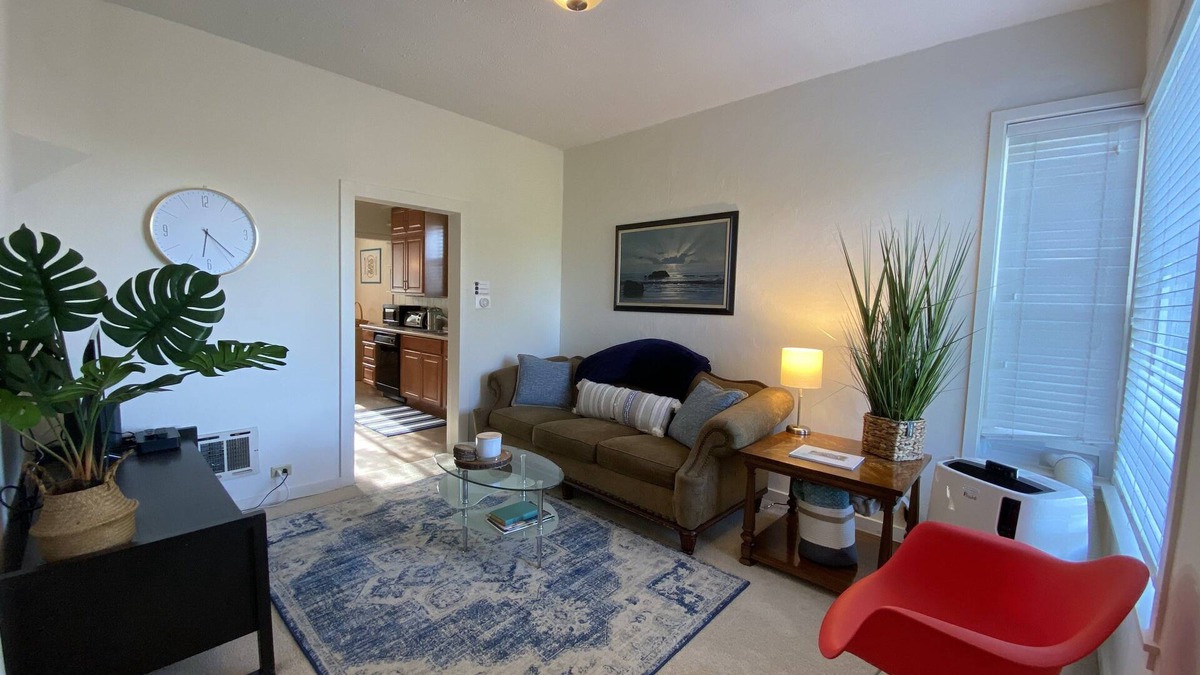 North Delridge House | West Seattle Cottage with Space needle & Dt Seattle views. Parking & AC.