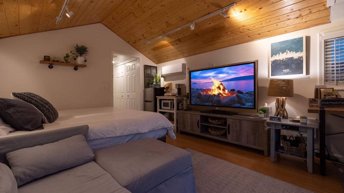 Roxhill Apartment | West Seattle Driftwood Cottage