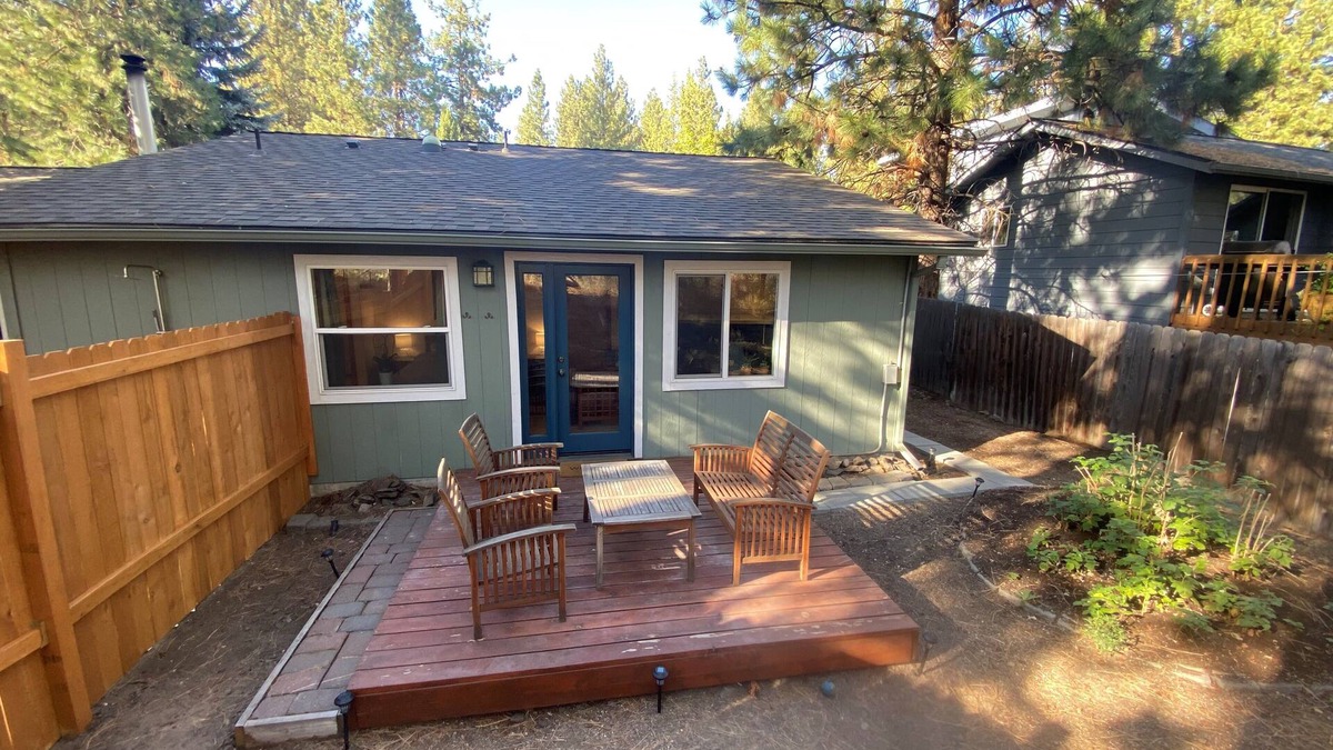 Broken Top Apartment | West side dog-friendly cozy studio w/private yard