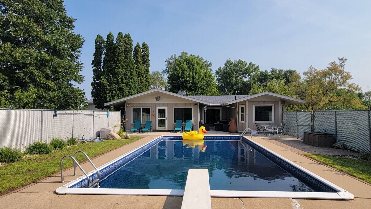 Sioux Falls House | West Sioux Falls Retreat - private 3-bedroom acreage with heated pool