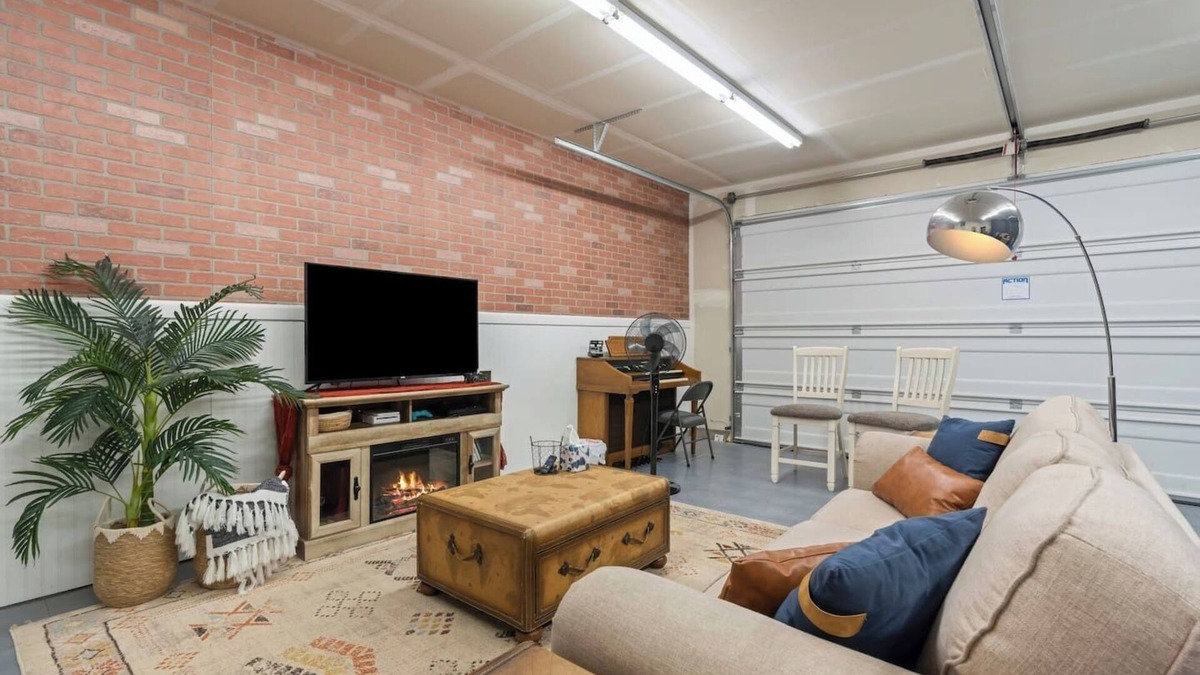 Caldwell House | Western Explorer Two Homes Sleeps 20!
