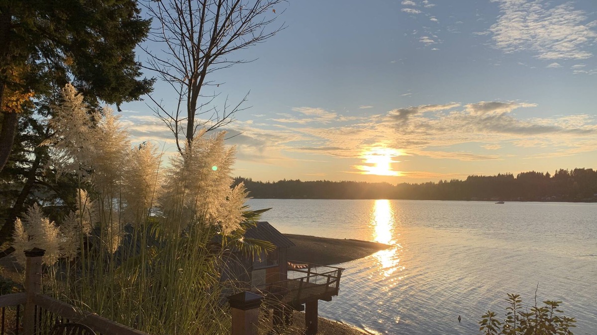 Victor House | Western facing waterfront property - kids and pets welcome!