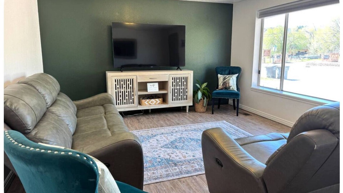 Leeds House | Western Farm Retreat 3 bedroom house in Leeds Utah, WiFi, AC, large backyard