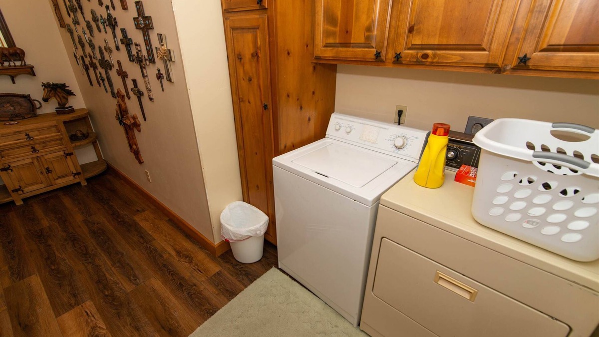 Lake Hatcher Park House | WESTERN RETREAT - Across from the Lake!