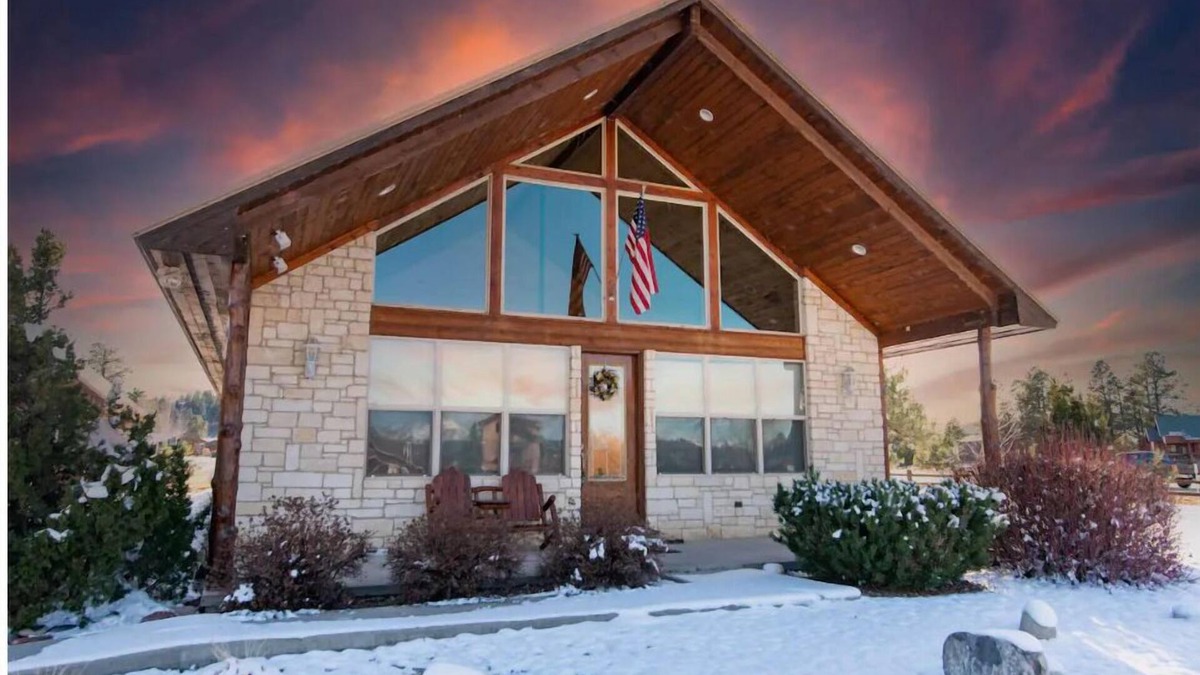 Lake Hatcher Park House | Western Retreat Across From the Lake