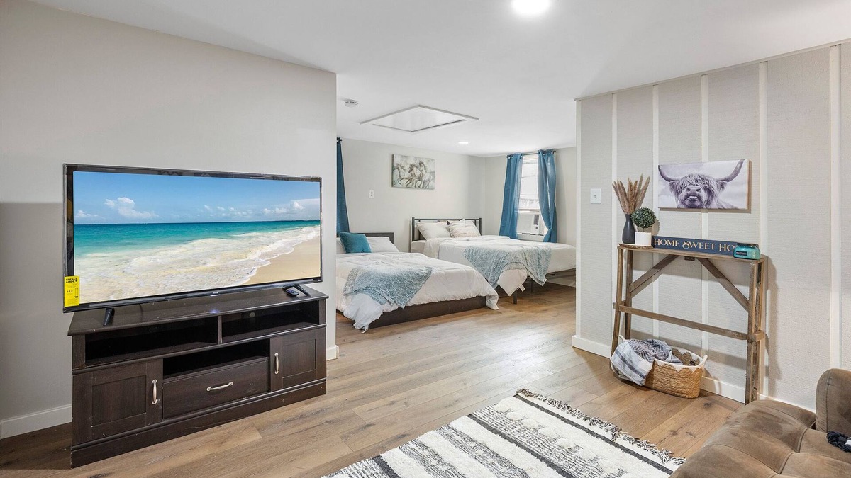 Southeast Houston Apartment | Western Studio w/private patio 5 min from Hobby Airport!