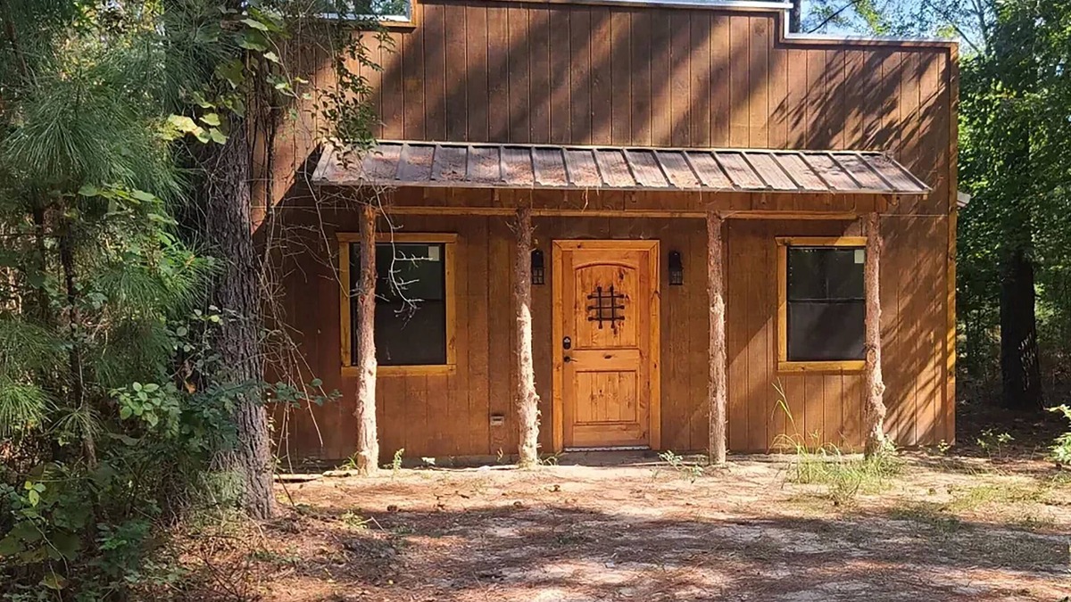 Mineola Cabin | Western Style Bank in the East Texas Piney Woods - Rustic Trails Texas LLC