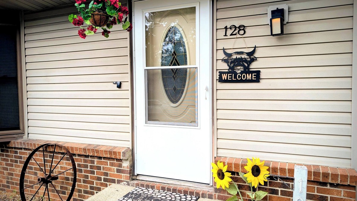 Des Moines House | Western themed 5 bedrooms 2 full baths. Walking distance to Iowa State Fair