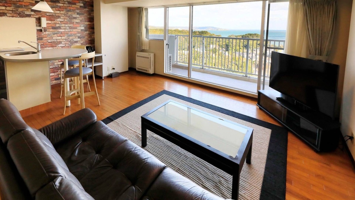 Katsuura House | Westernstyle room with living room and kitchen / Katsuura Chiba