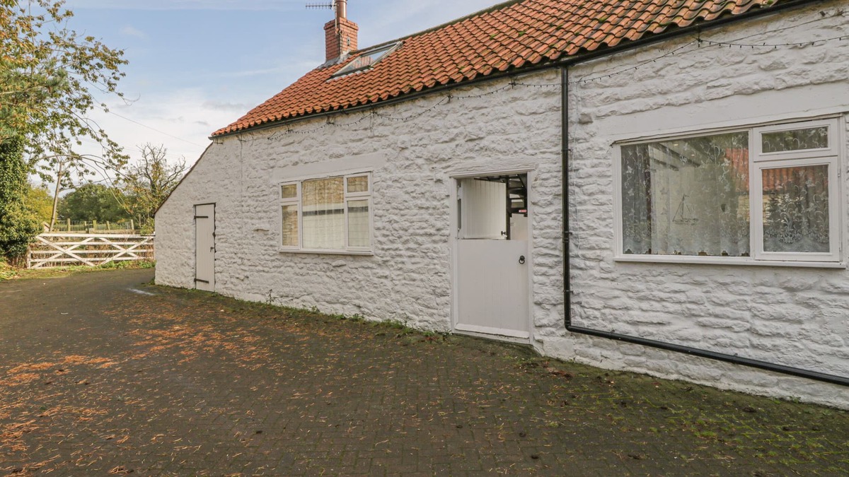Scarborough Cottage | WESTFIELD BARN, pet friendly, with pool in Scarborough