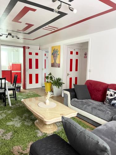 Chadwell Apartment | Westfield Gardens Apartment - 3 bedrooms