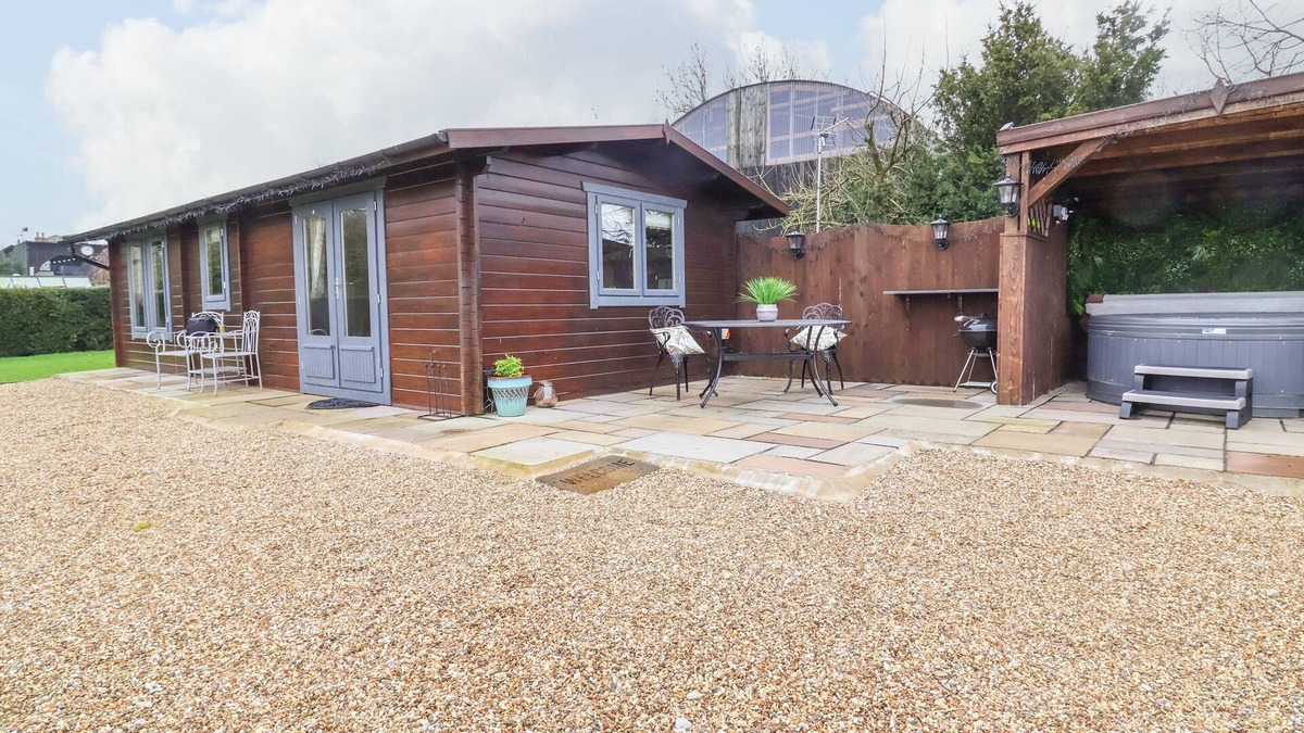 Scawton Cottage | WESTFIELD LODGE, romantic, with hot tub in Sheriff Hutton