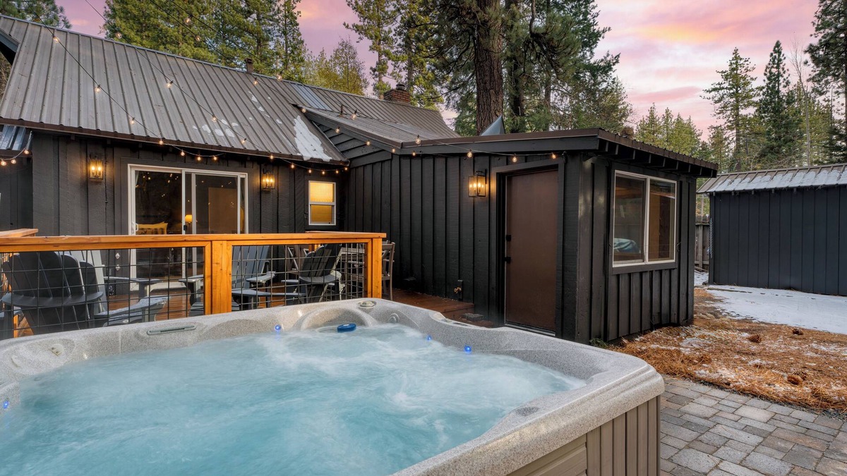 Sunnyside House | Westlake Cabin by AvantStay | Hot Tub, Near Skiing, Walk to Restaurants & Lake!